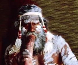 austrálec neboli aboriginál při hře na didgeridoo