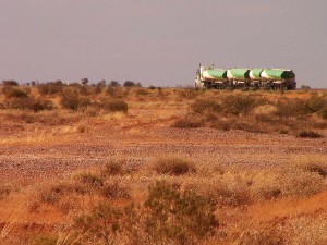 Cestou po Stuart Highway určitě potkáte silniční vlaky - "road trains".