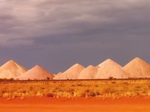Pyramidy? Ne ne - haldy po těžbě opálů u městečka Coober Pedy.